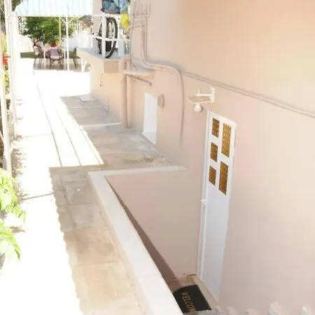 Guest House Agioi Theodoroi (Corinthia)